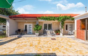 Lovely Home In Seline With House A Mountain View